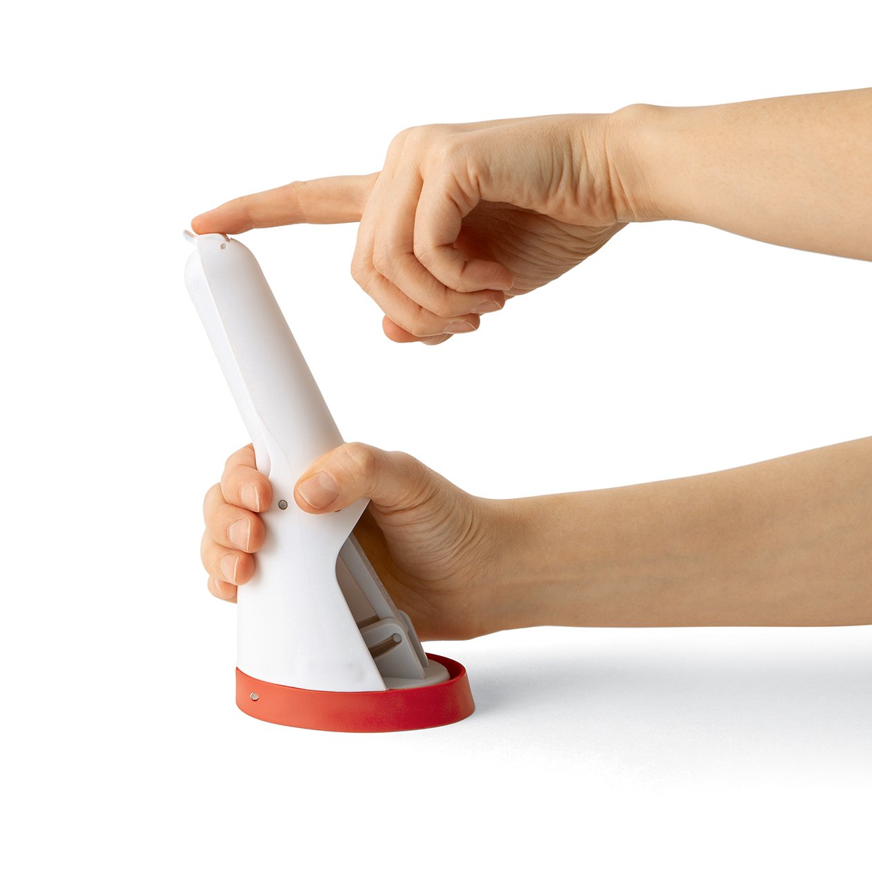  Handle lock allows the slicer to be stored in the closed position 