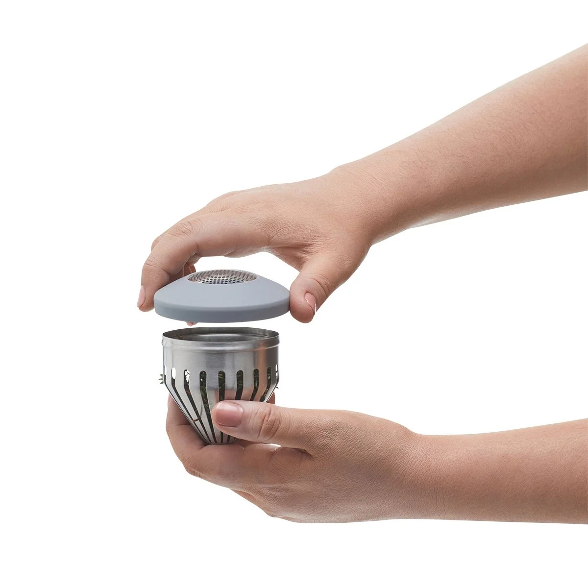  Finer ingredients can be placed inside the coarse and fine filter compartment 