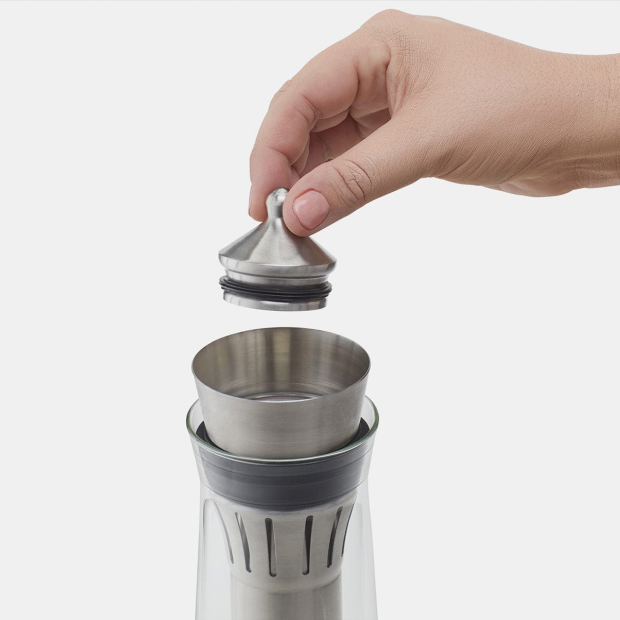  Plug the ice chamber with the stainless steel stopper 