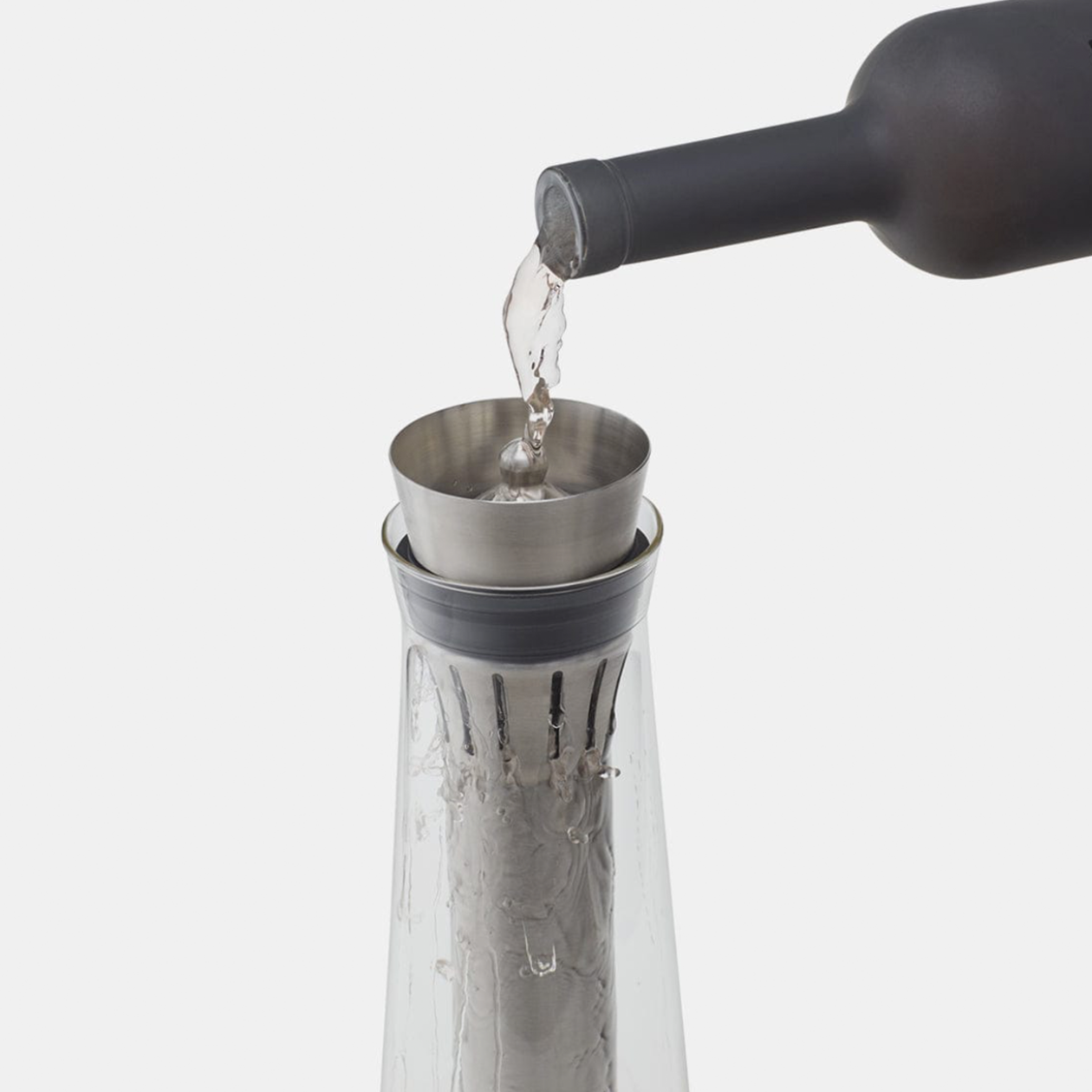  Pour wine over sealed chilling chamber, into the vessel 