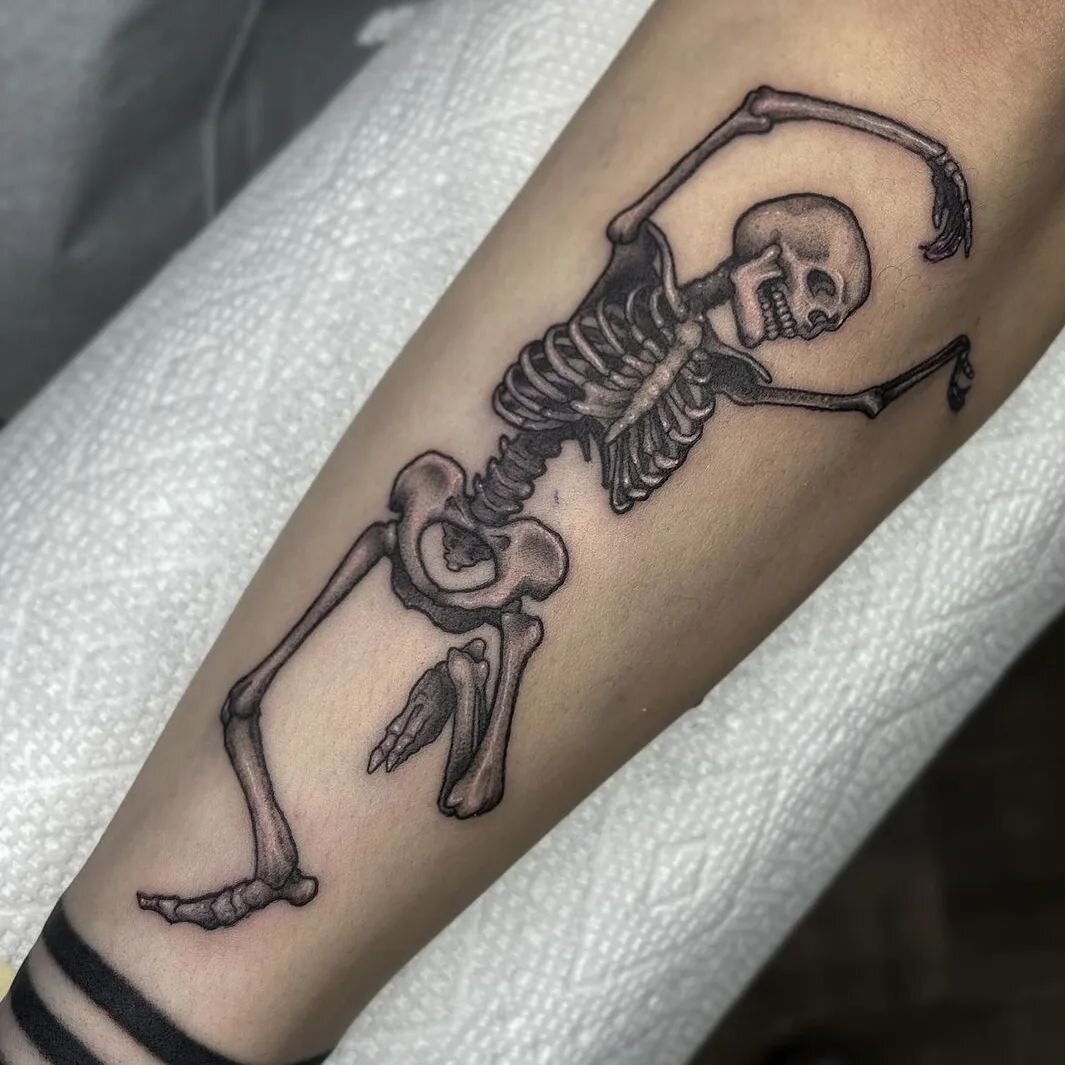 We hope everyone is vibing like this skeleton on this gorgeous day! 🌻Catch us outside between clients swaying in the beautiful sun 😎

Jess absolutely slayed this skeleton design - so many dope little details!