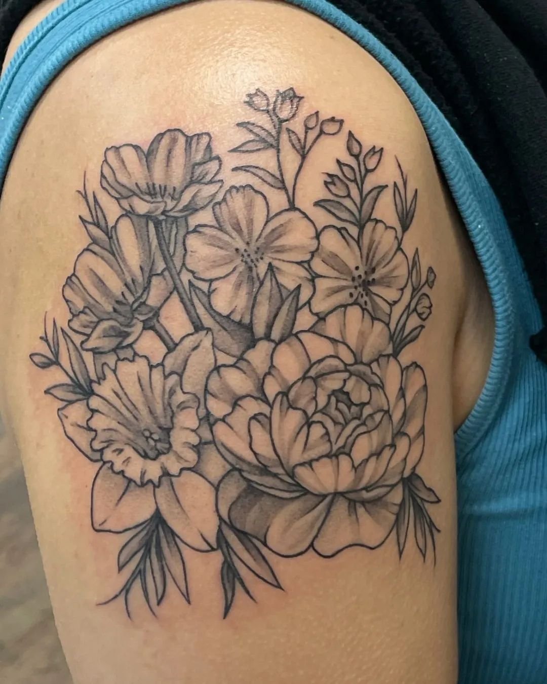 💐What a beautiful bunch of blooming buds from Sarah! 💐

Do you have any flowers tattooed on you? 

(Swipe for a lil guest appearance)