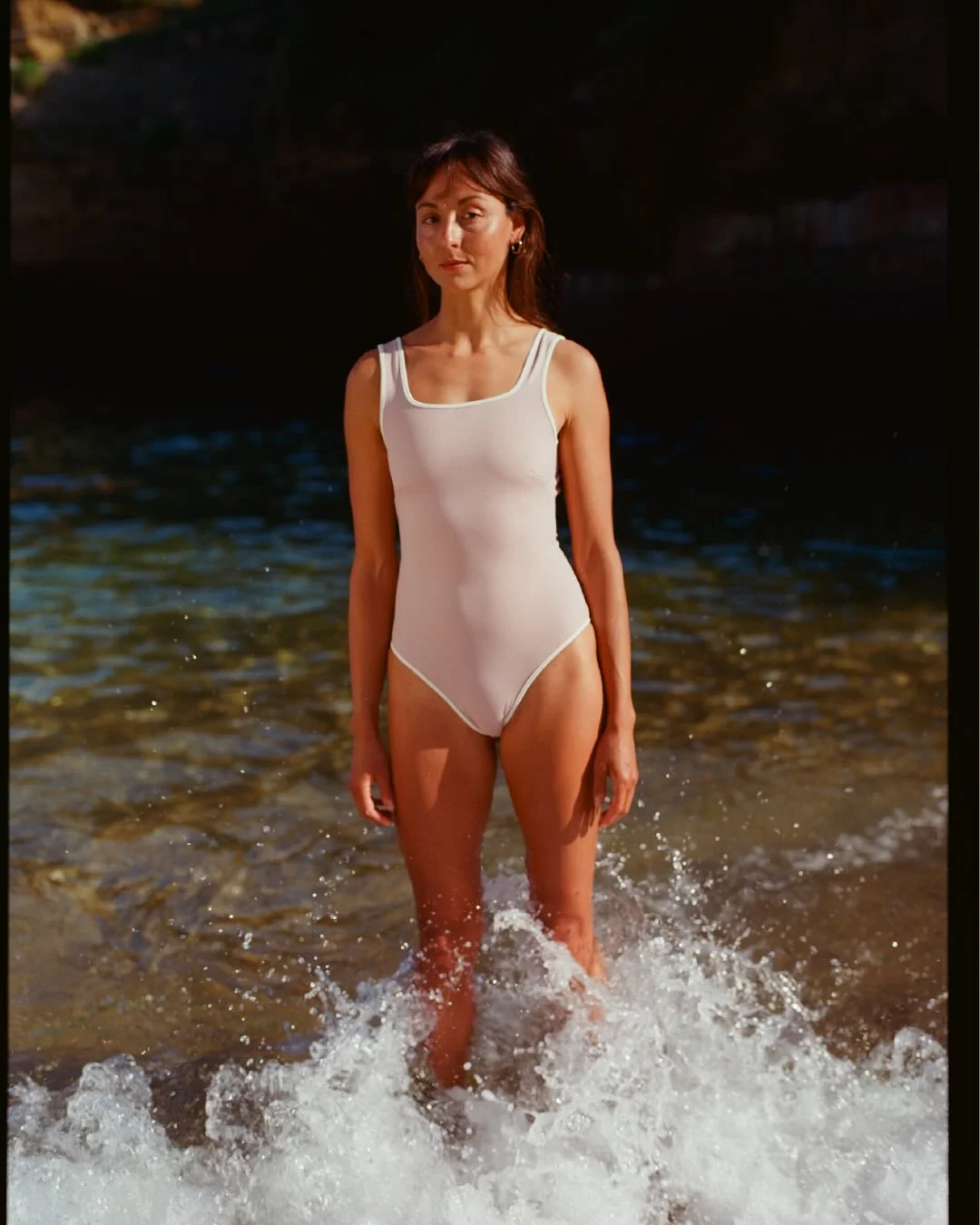 Un maillot, deux fa&ccedil;ons de le porter.

R&eacute;versible, Lou se transforme au gr&eacute; de vos envies, sans jamais compromettre l&rsquo;&eacute;l&eacute;gance de sa coupe.

Disponible en deux coloris 🐚