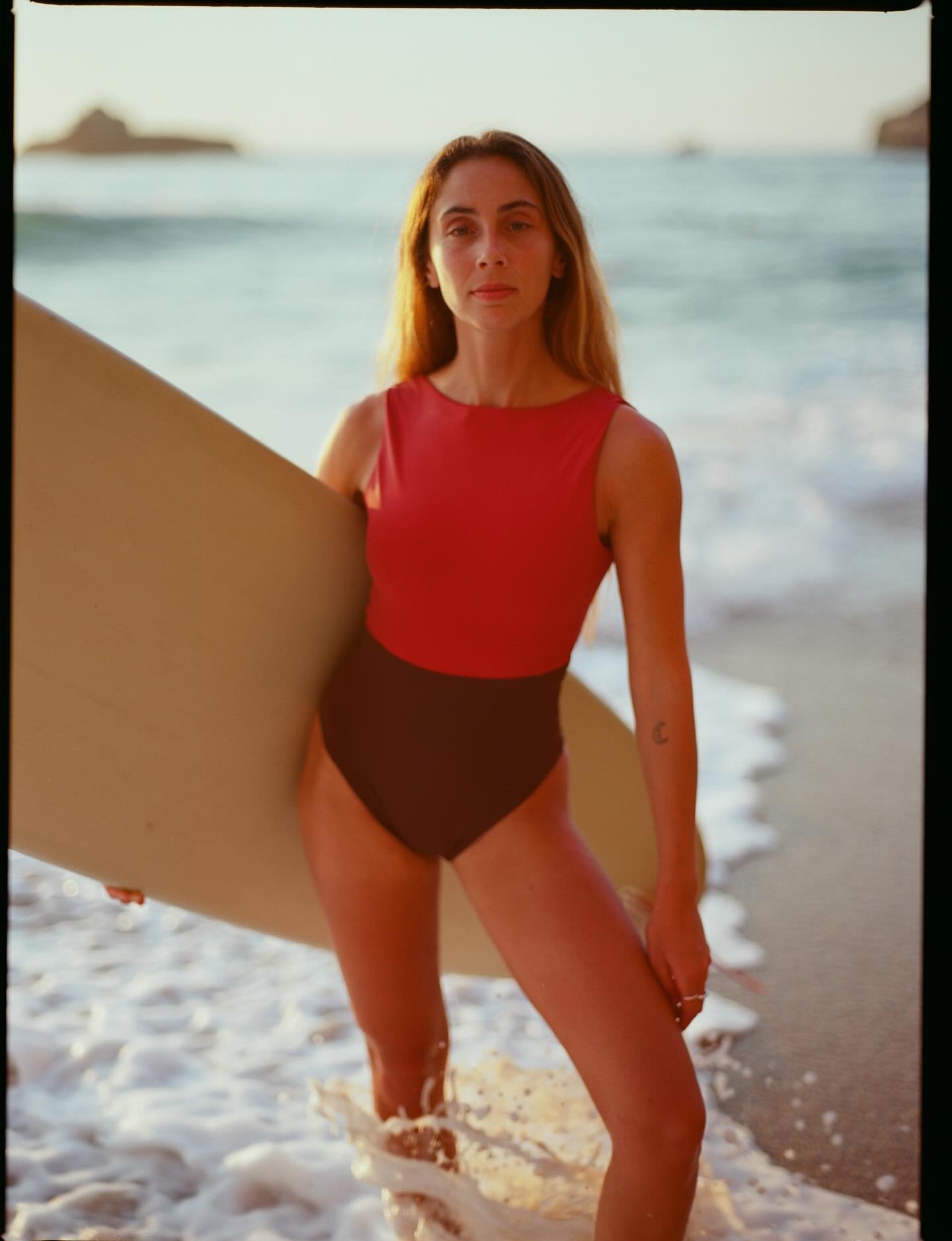 Le Maya, notre pi&egrave;ce signature. 🌊

Taille haute, maintien parfait, r&eacute;versible pour deux looks en un seul maillot &mdash; et ce tissu recycl&eacute; qui ne perd jamais sa forme, saison apr&egrave;s saison.

Il ne reste que quelques tail