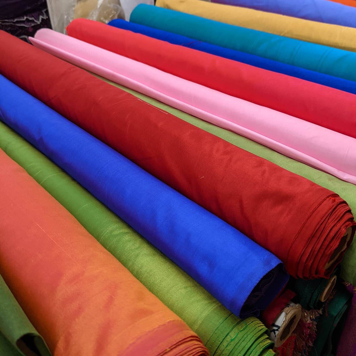 Kanjivaram silk. So many beautiful colours in an amazing quality. We can help you match any colour or find a suitable contrast shade.

#silk #mulberrysilk #twotonesilk #shotsilk #pattasilk