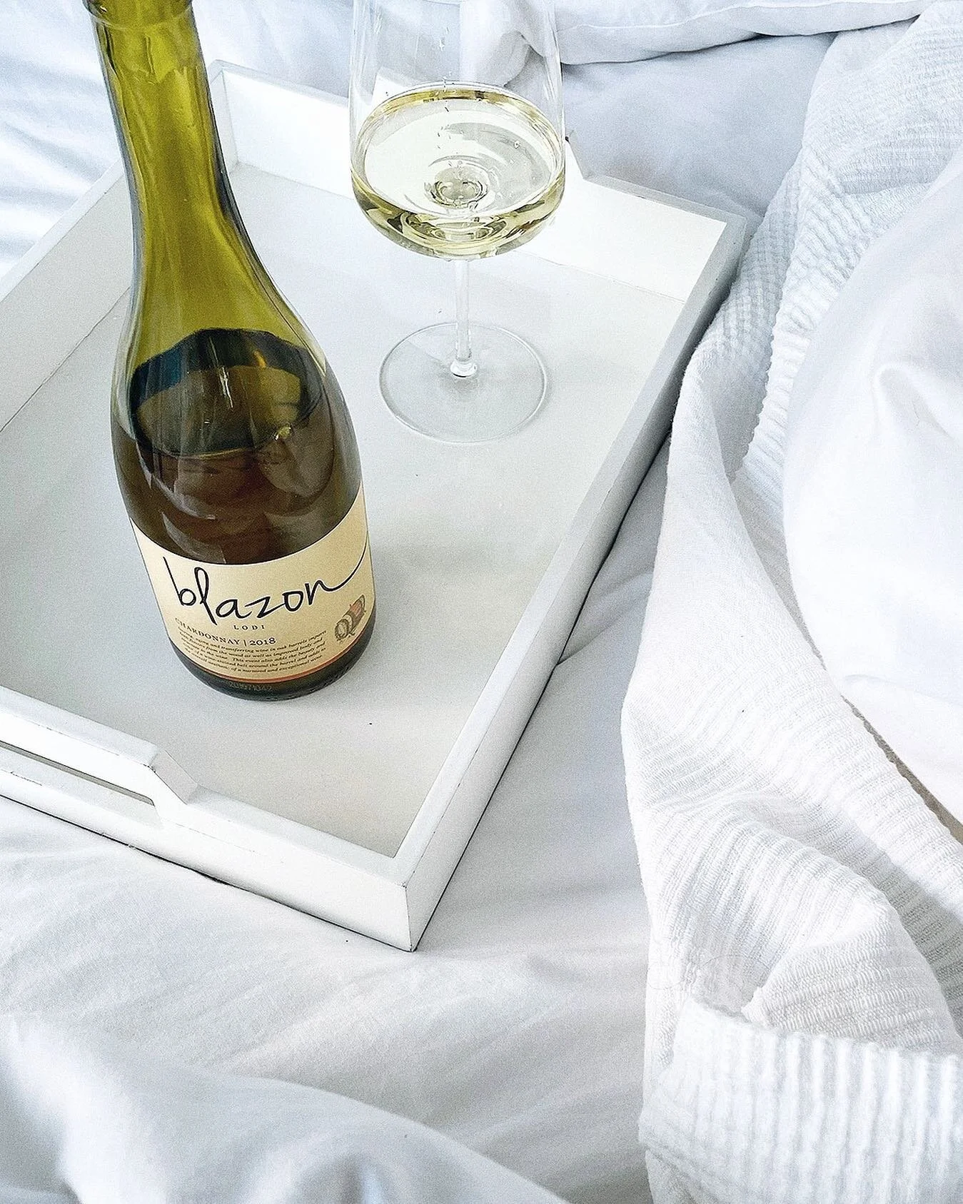 Winter whites ✨ ft. @oakridgewinery Chardonnay. 

&rarr; What to expect in this chardonnay? Moderate tannins + tropical fruit 🍍 This is a succulent and crisp wine with a well-balanced full body.

🍷 What's in your glass this weekend?

#winterwhites 