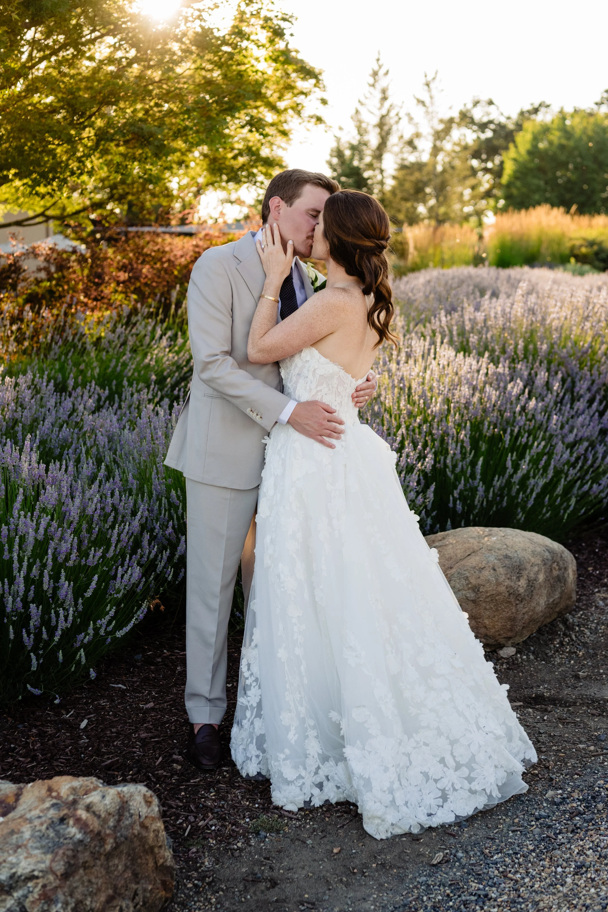  Happy new married couple who followed an incredible wedding photography timeline 