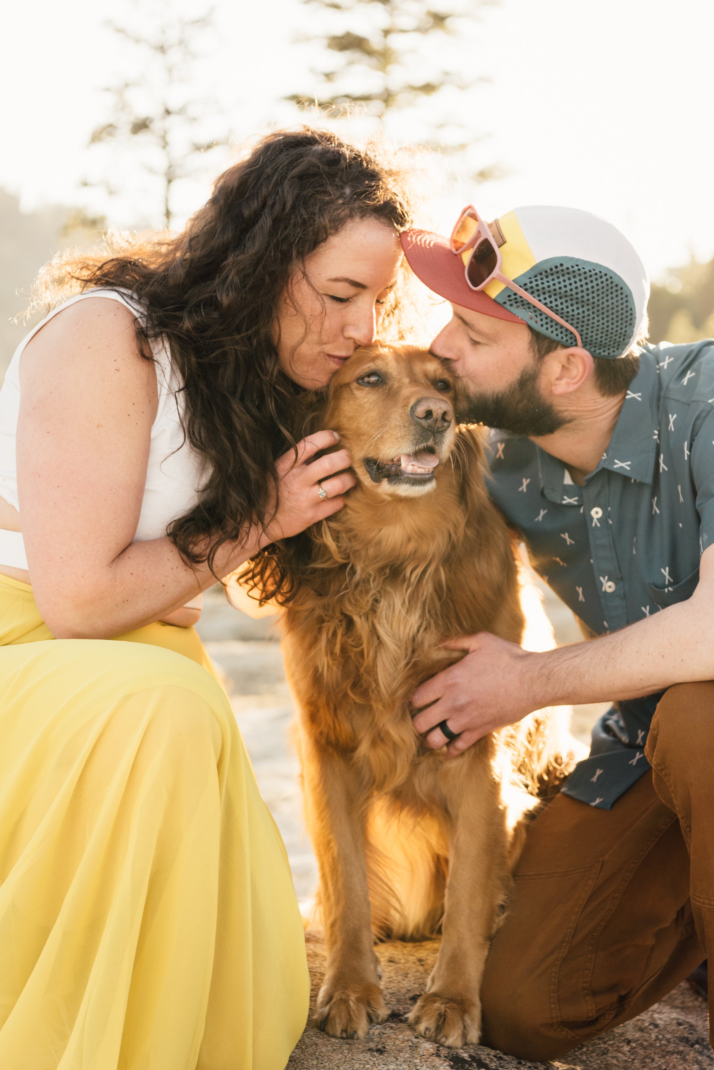  Couple kissing golden retriever 