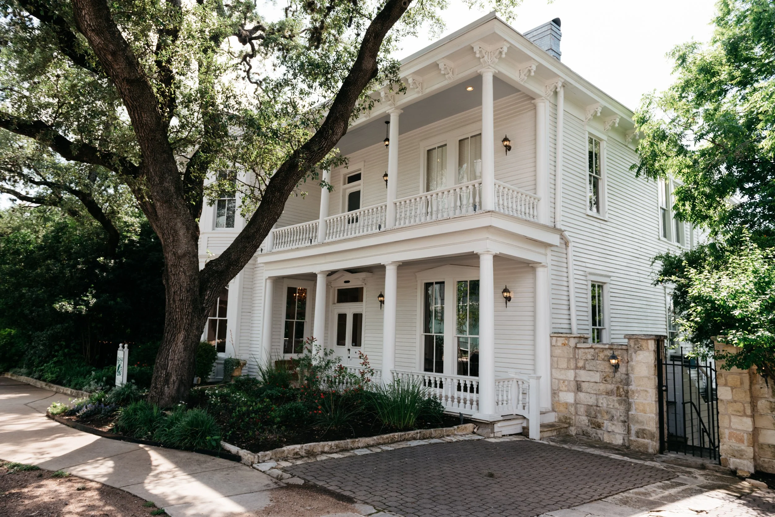 The Allan House is a unique Austin wedding venue with its historic charm