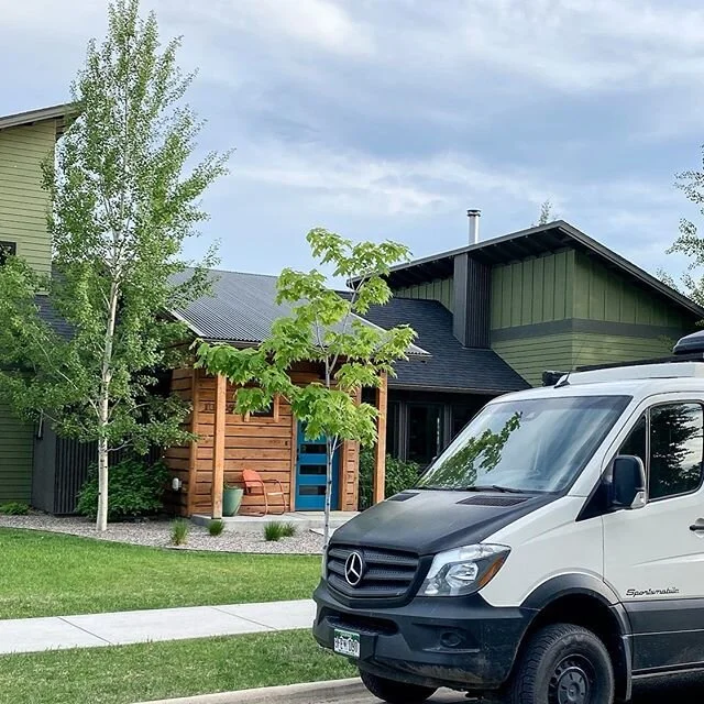 ⁣
⁣⁠⠀⁣
Home swappin&rsquo;⁣⁠⠀⁣
⁣⁠⠀⁣
Okay, if you haven&rsquo;t heard, we 💛 it.⁣⁠⠀⁣
⁣⁠⠀⁣
Our home in Bozeman, MT marks our 11th swap &amp; the last one of our trip. ⠀⁣
⁣⁠⠀⁣
And it just confirms why we love it so much.⁣⁠⠀⁣
⁣⁠⠀⁣
💫 I could be BFF&rsquo