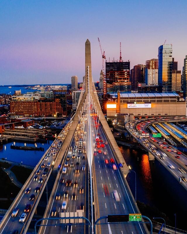 Tuesday Traffic vibes 🚘🚗
&bull;
&bull; &bull; &bull;
&bull; &bull;
&bull;&bull;
&bull;
#architecture #architecture_greatshots #igers_boston1st #urbanscape #landscape_capture #photographylove #bostonusa #bostonblogger #bostonphotographer #moody_tone