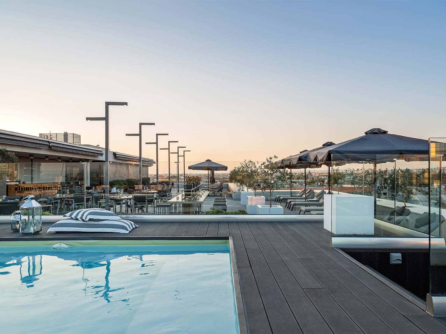 porto-palace-hotel-thessaloniki-see-22-poolbar.jpg