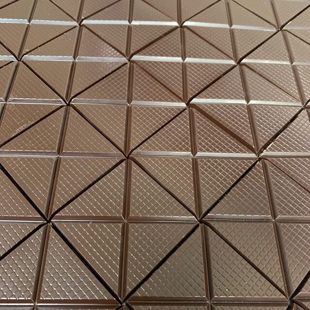 🤎Smooth dark collagen chocolate 70% cacao, 5 individually packed pieces per box, perfect for gifting. 
Made with premium organic ingredients from world-renowned regions. 🍫
.
.
.⠀
#blissbarbeauty #collagenchocolate #organicingridients #collagenpepti