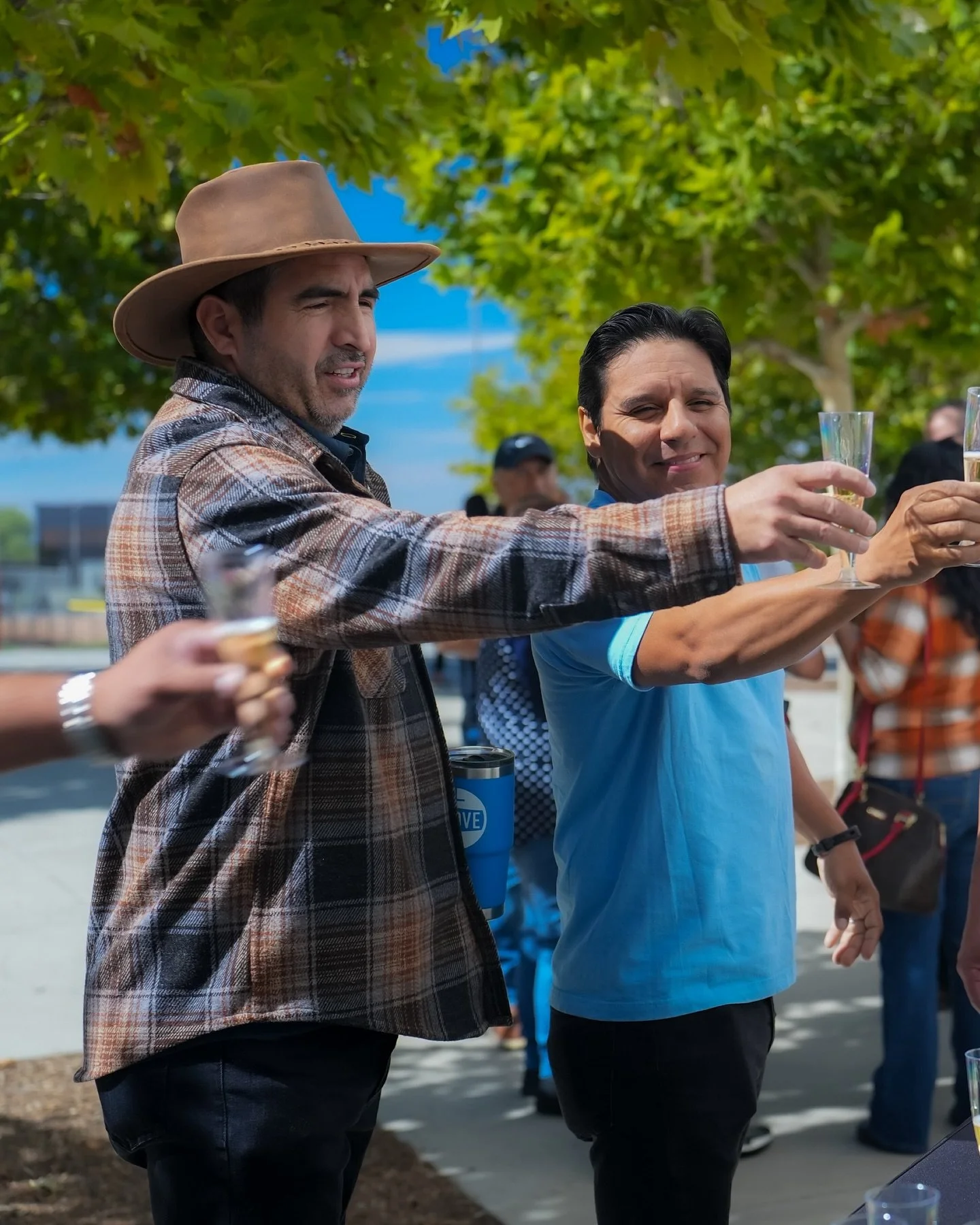 ¡Qué día tan especial! 🥳
Ayer celebramos juntos que The Grove está completamente libre de deudas. 🙌
Brindamos con un poco de sidra 🍎 agradeciendo a Dios por su fidelidad, por las oraciones contestadas 🙏 y por la generos