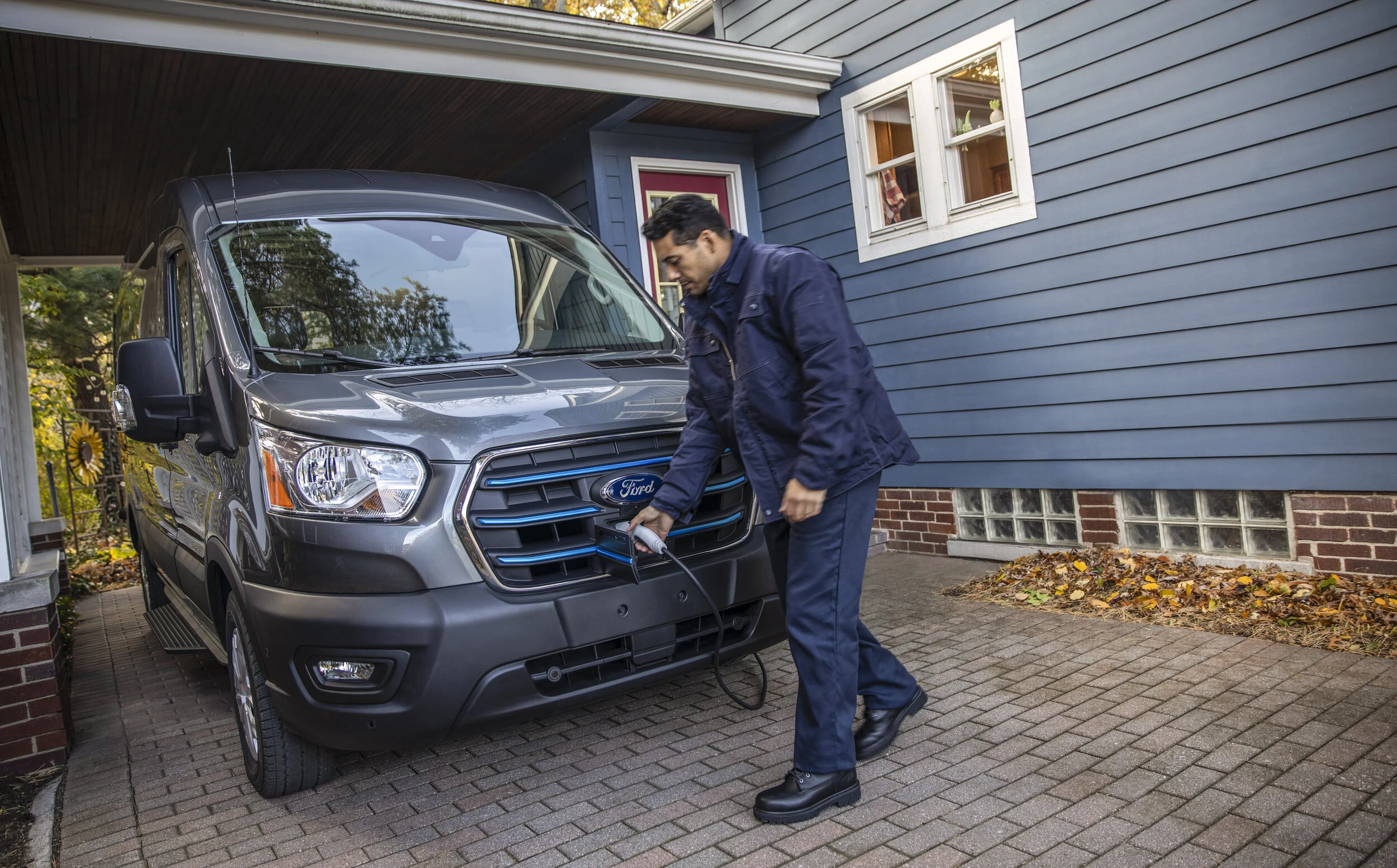  Utilizing a 115 kW DC fast charger, the E-Transit will be able to add 30 miles of range in 10 minutes. With a 240V charging setup using the Ford Mobile Charger, expect to add about 10 miles per charging hour. 240V and the Ford Connected Charge Station will yield approximately 15 miles per charging hour. 
