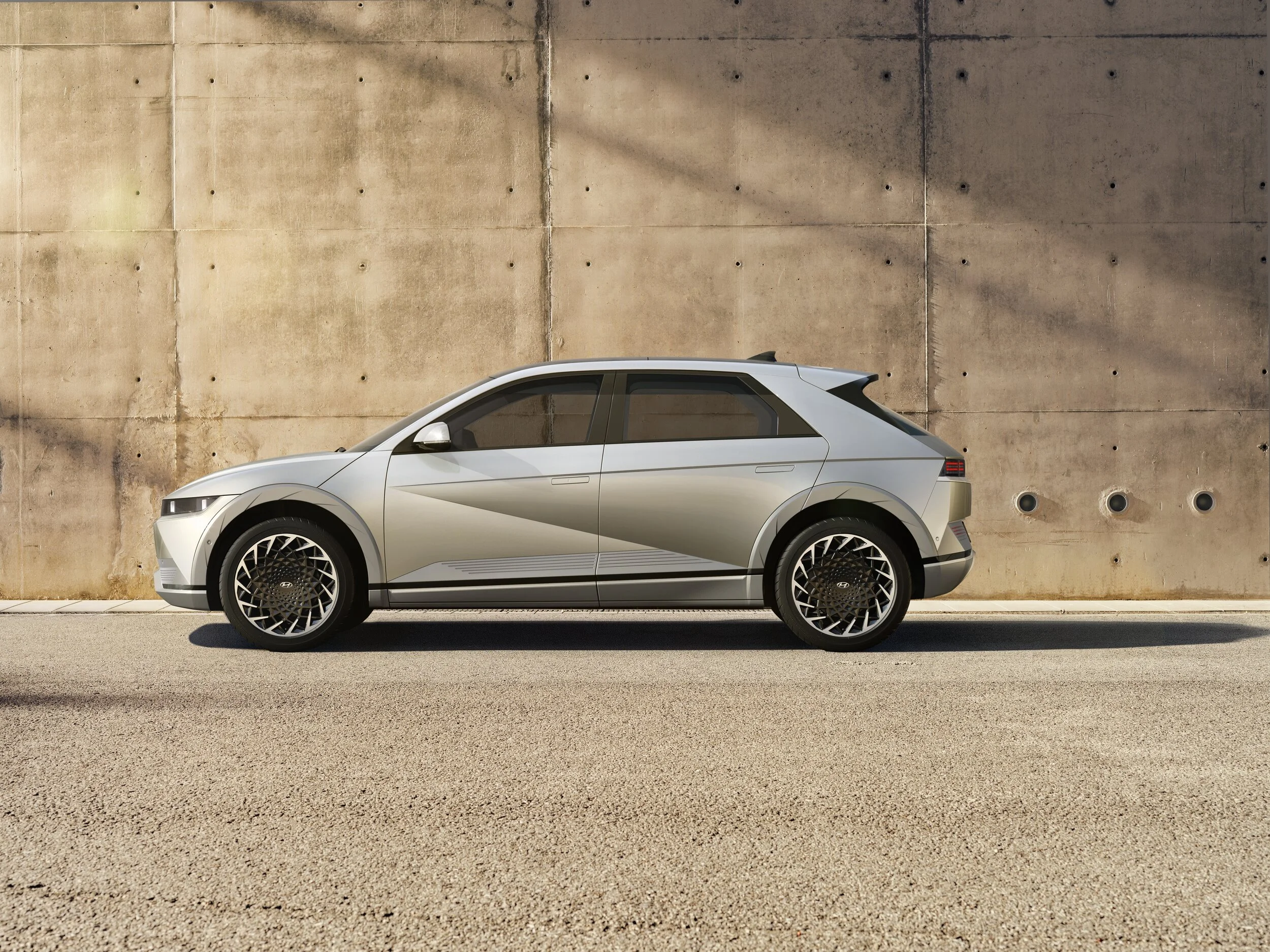 2022 Ioniq 5 – Hyundai’s EV Crossover with Hot Hatch Looks