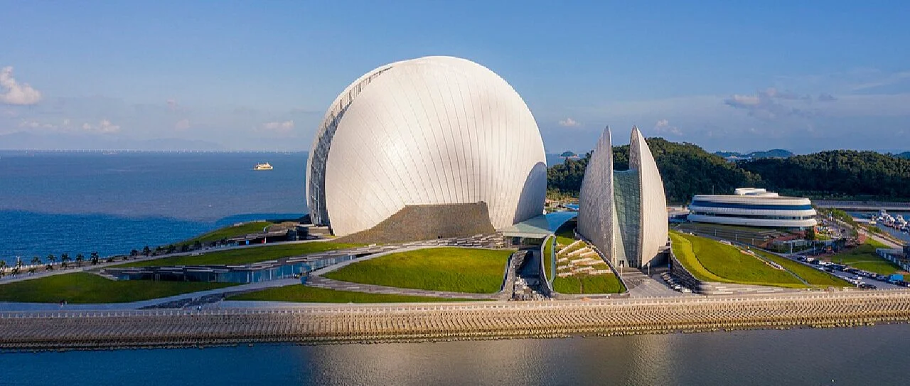 Zhuhai+Grand+Theater-nickname%E2%80%98Sun-Moon+Shell%E2%80%99.jpg