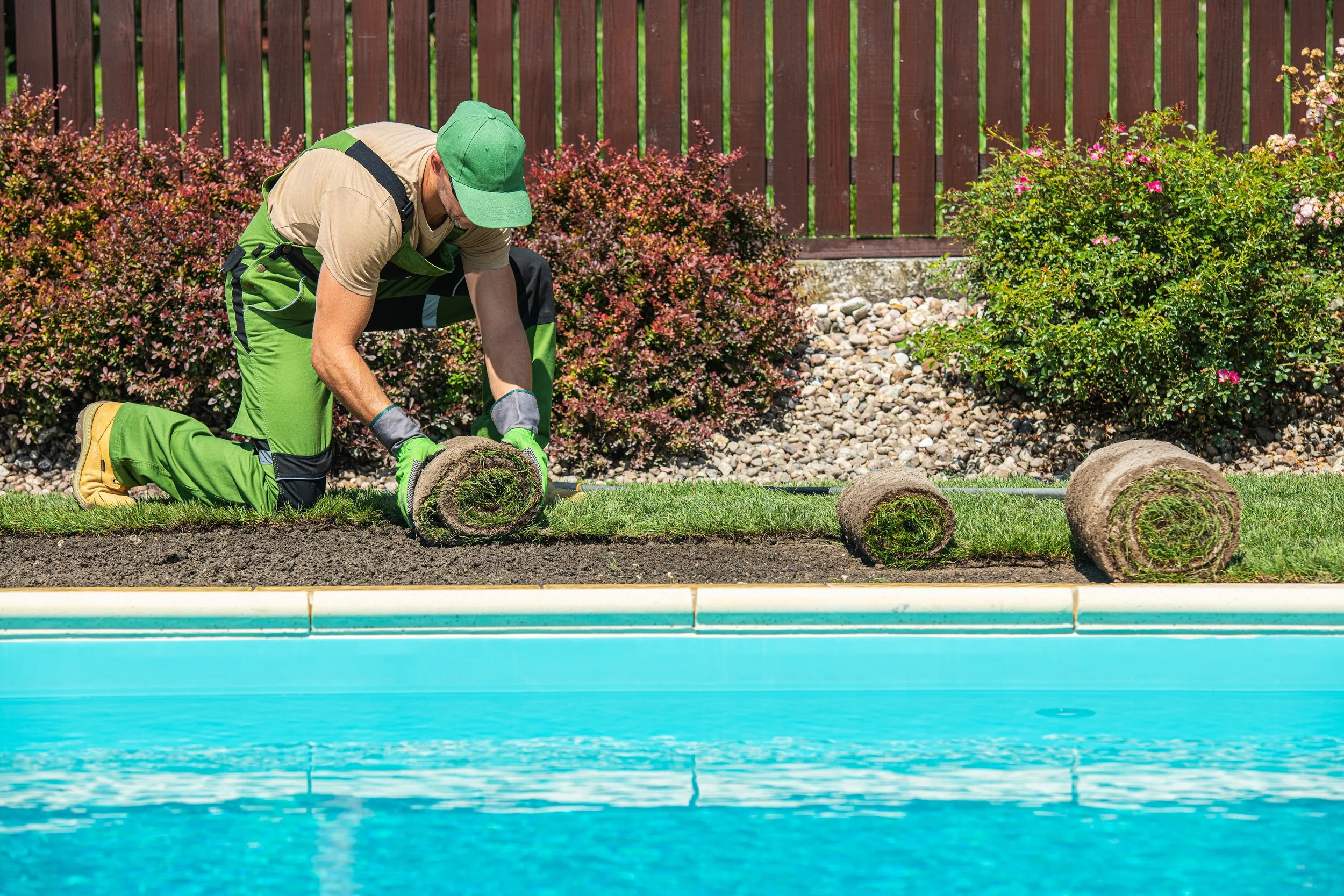 Finding A Right Pool Contractors For A Stress-Free Swimming Pool Installation