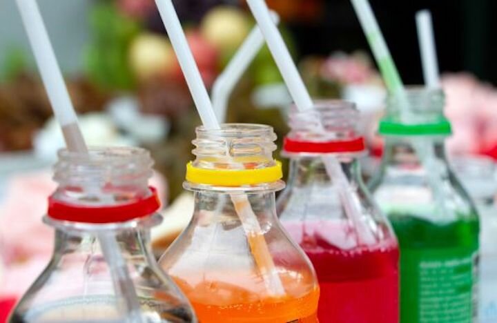 苏打水和果汁通常包含人造色素和调味剂，如果定期食用，可能会对我们的健康产生负面影响。