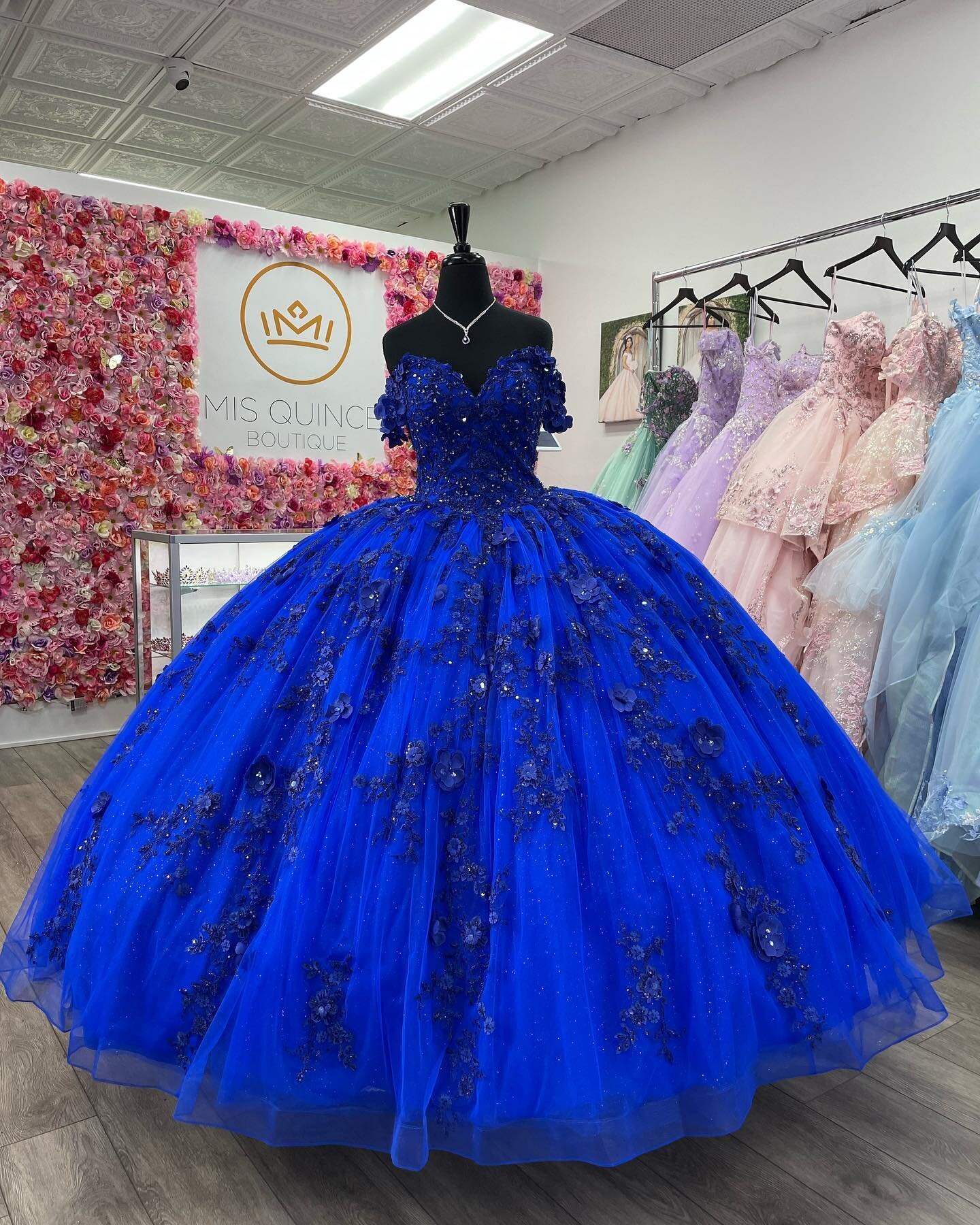 One of our favorites 💙
Also available to order in the color wine.
.
.
.
. 
.
.
#misquince #misquincea&ntilde;os #mis15a&ntilde;os #quinceneradresses #morileeofficial