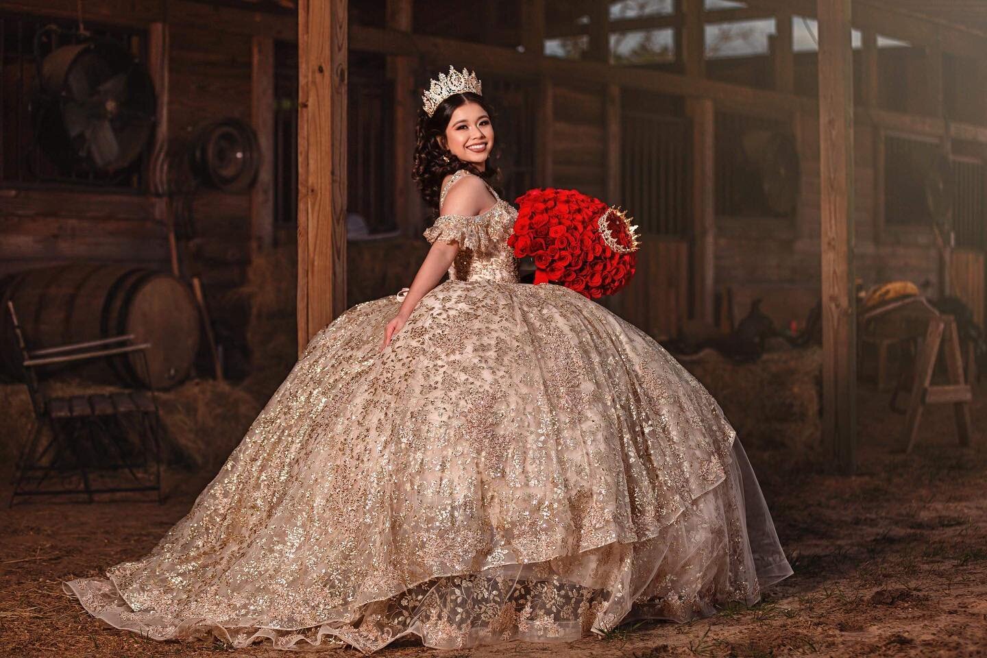 A true princess moment👑 you look absolutely gorgeous! Thank you for trusting us ✨
.
.
.
.
.
#misquince #misxva&ntilde;os #misquincea&ntilde;os #morilee #morileeofficial