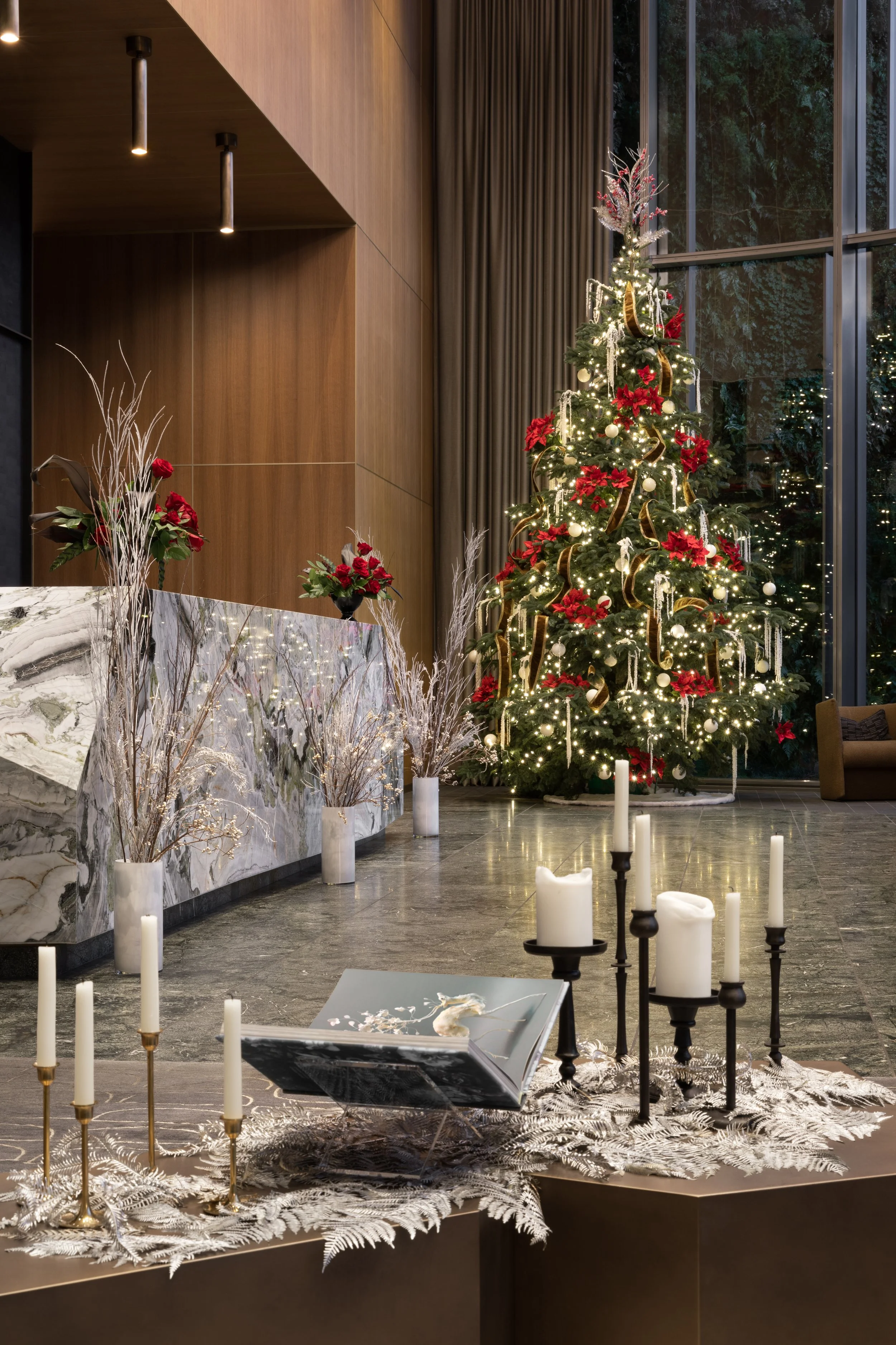 Interior design: Marmol Radziner. Photography: Patrick Brennan Photography. Styling & Floral design: Matador Studio. San Francisco, CA - Luxury high-rise.