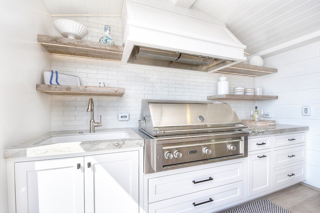 We love a clean barbecue and bar!! ----------------------------------------------------------
#legacyhomesoc 
#newportbeach #oc #orangecounty