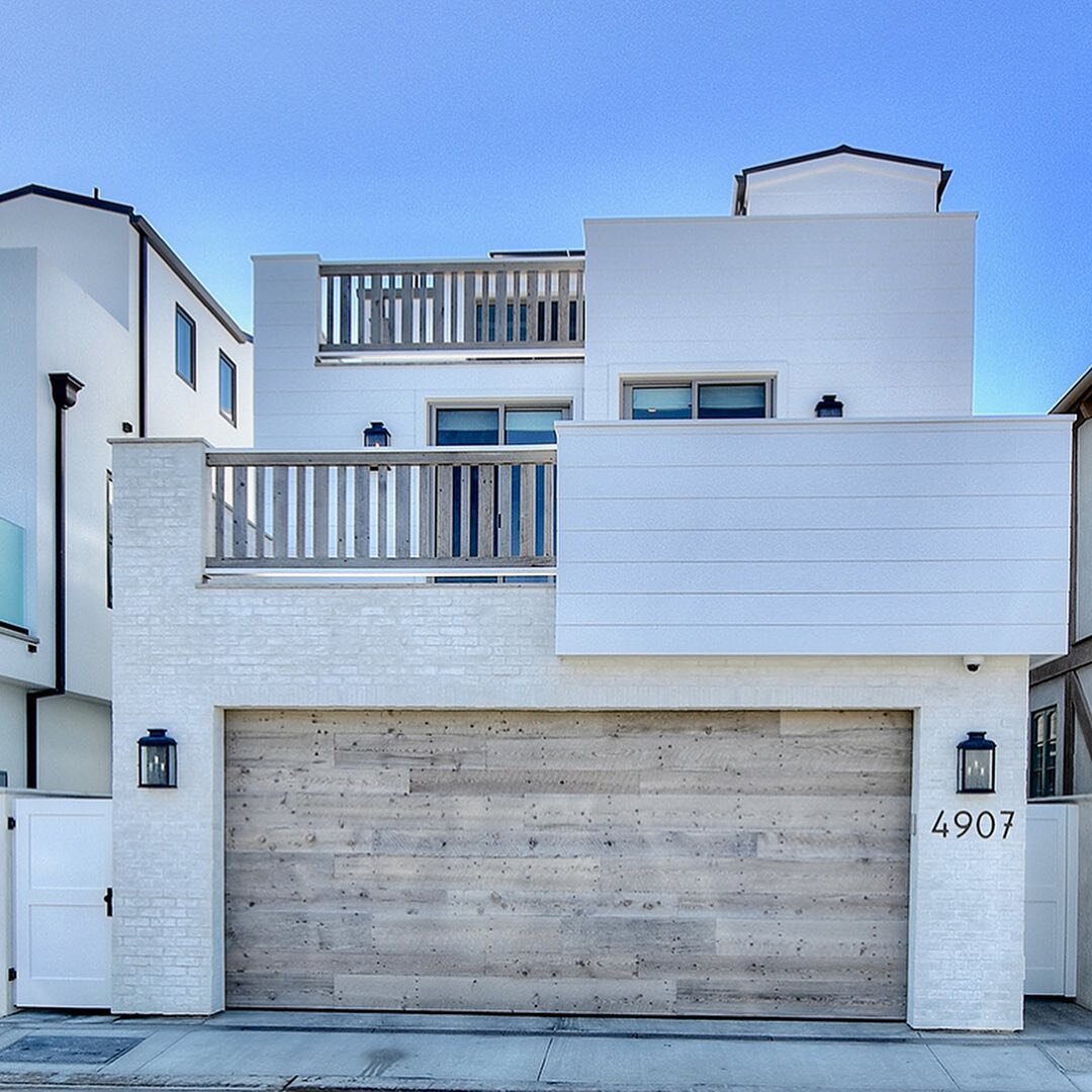 From front to back, street to sand. Beautiful throughout!
---------------------------------------------------------------------
Photo by: @ryangarvin 
Design by: @kellynuttdesign 
#legacyhomesoc 
#newportbeach #oc #orangecounty