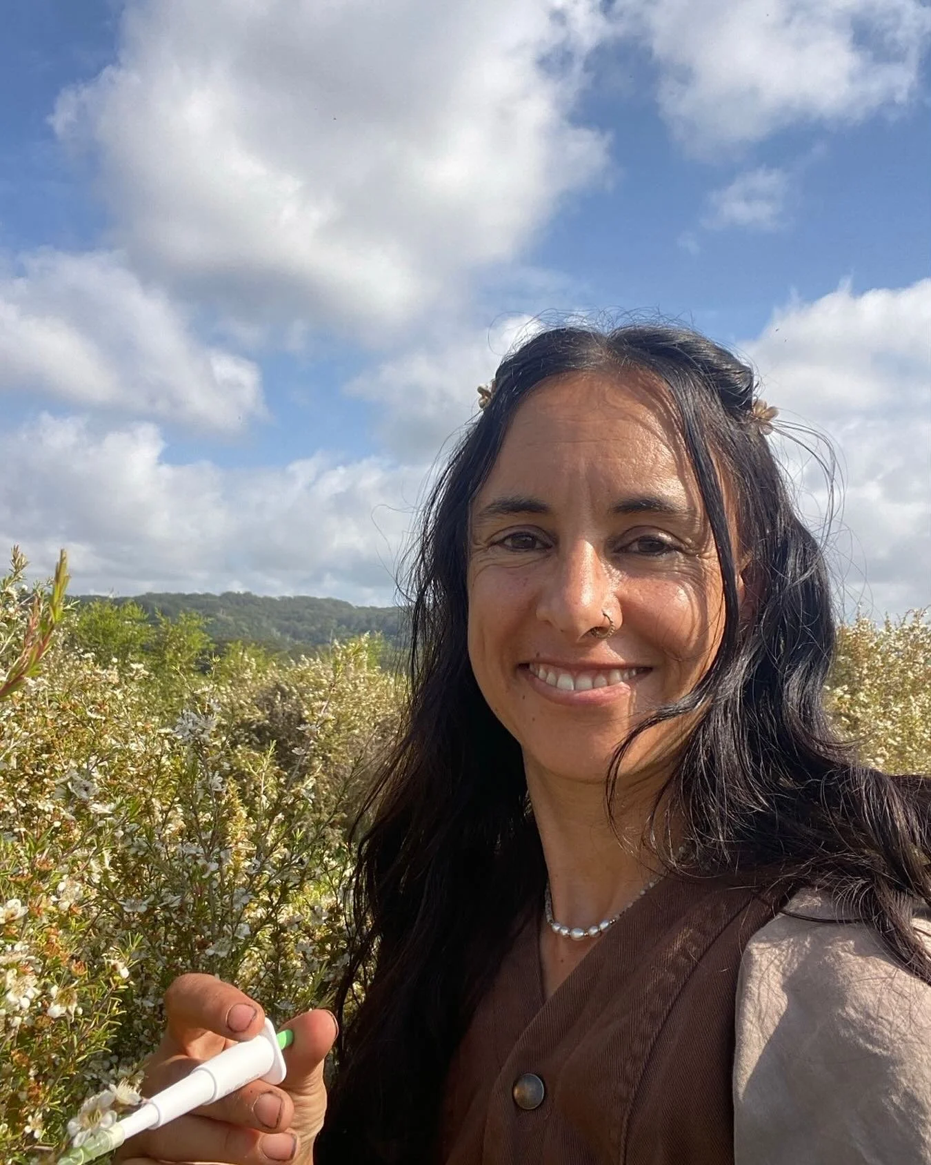 Nectar testing Australian Manuka flowers today for bio activity @gatherbymanuka 

Agriculture and science are intricately linked, as regenerative organic farmers we mix this with our experience, and intuitive understanding of nature and successional 