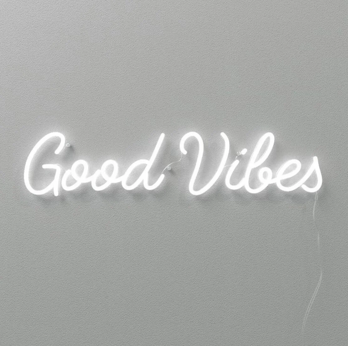 A gentle reminder that good vibrations first start with your mindset. Choosing how you want to show up and who you want to be around all funnels into the energy you exude. 💫