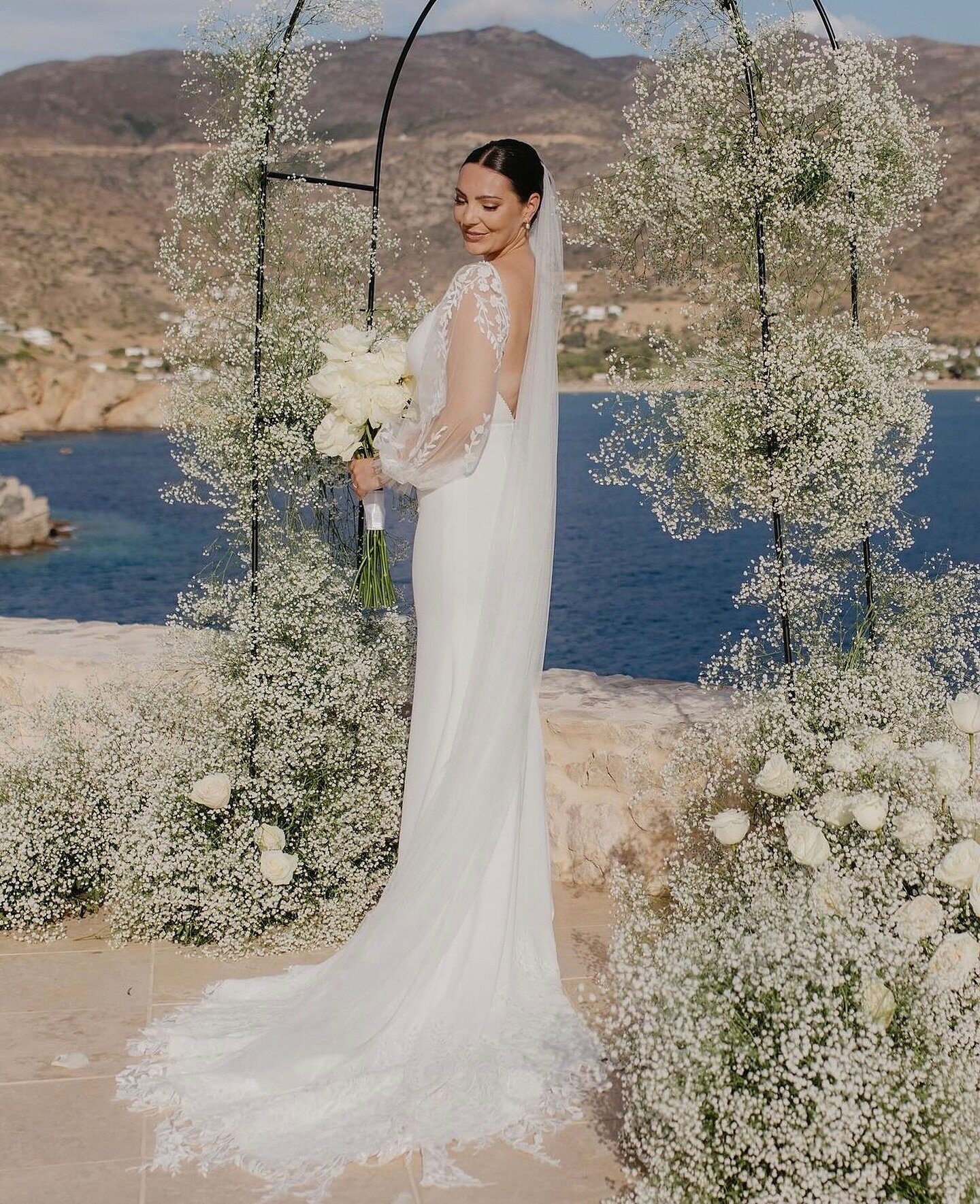 A moment for the DRESS ✨🤍🪡 Our OPAL dress serving all the BRIDAL needs. 
Fit for a @rachelrosebridal BRIDE. 

Dress OPAL @rachelrosebridal from our UK retailer @littlepearlbridal 
Bride @rosieeebrownnn 
Location @cycladicgemluxuryvilla 
Blooms @mou