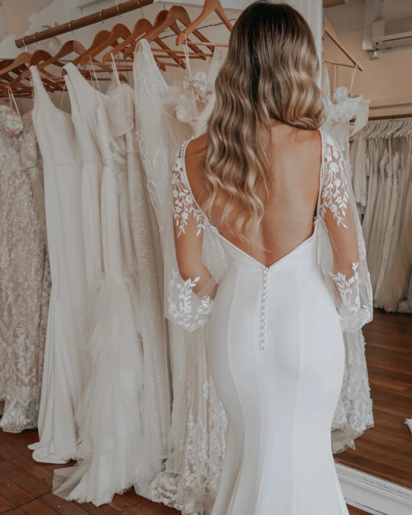 A moment for the back of this @rachelrosebridal design 🪡🧵✨