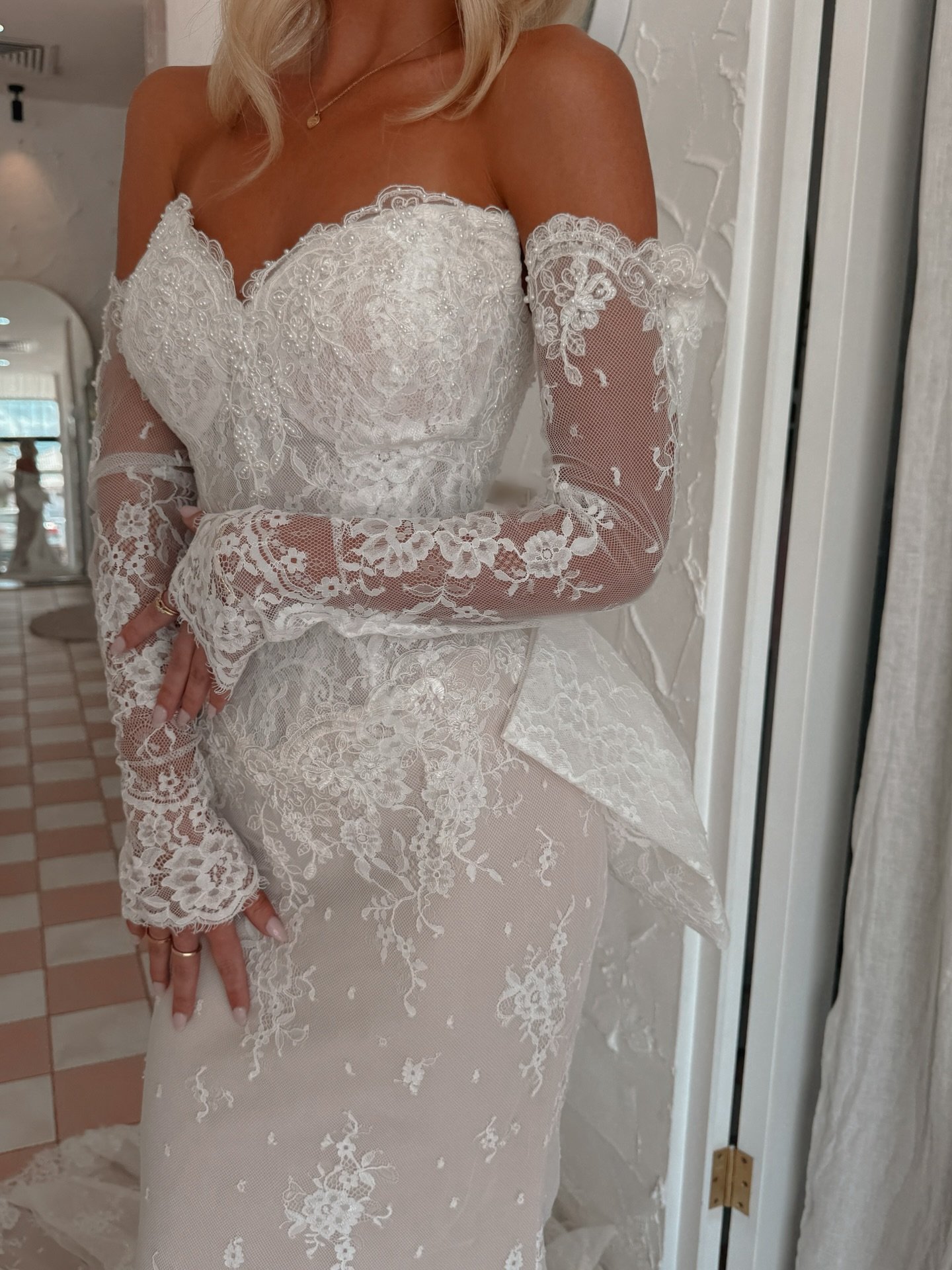Lace dreams ☁️ @rachelrosebridal 
ℬℴℴ𝓀 𝓎ℴ𝓊𝓇 𝒷𝓇𝒾𝒹𝒶𝓁 𝒶𝓅𝓅ℴ𝒾𝓃𝓉𝓂ℯ𝓃𝓉 𝒶𝓉 ℴ𝓊𝓇 𝒫ℯ𝓇𝓉𝒽 𝓈𝓉ℴ𝓇ℯ,  𝓃ℴ𝓌 ℴ𝓅ℯ𝓃 🔑 

Model  @tahlia.sky 
Dress @rachelrosebridal 

#perth #perthbride #weddingdress #lace rachelrosebridal