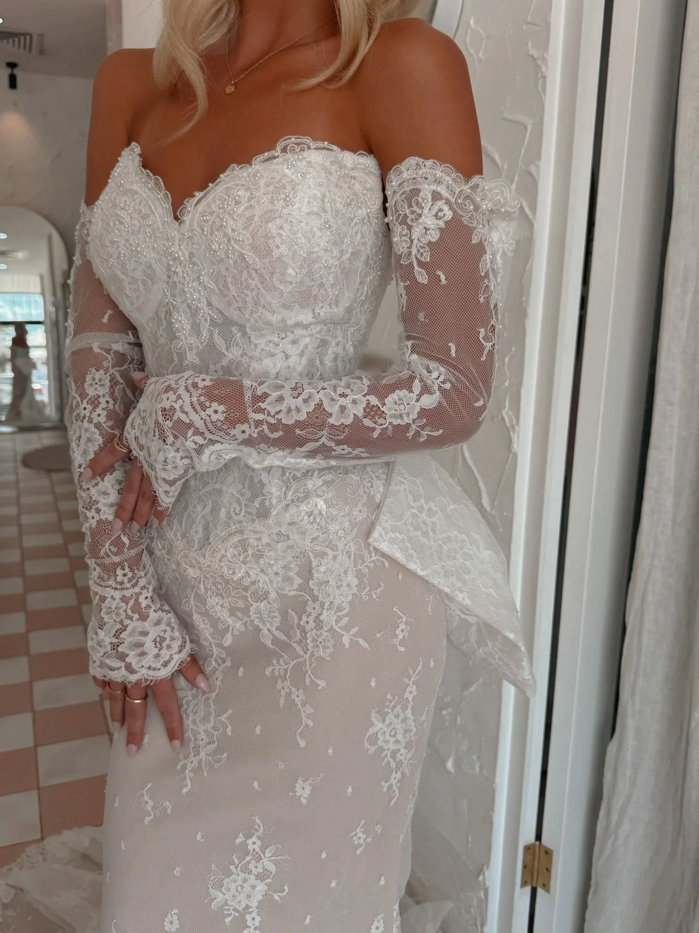 Lace dreams ☁️ @rachelrosebridal 
ℬℴℴ𝓀 𝓎ℴ𝓊𝓇 𝒷𝓇𝒾𝒹𝒶𝓁 𝒶𝓅𝓅ℴ𝒾𝓃𝓉𝓂ℯ𝓃𝓉 𝒶𝓉 ℴ𝓊𝓇 𝒫ℯ𝓇𝓉𝒽 𝓈𝓉ℴ𝓇ℯ,  𝓃ℴ𝓌 ℴ𝓅ℯ𝓃 🔑 

Model  @tahlia.sky 
Dress @rachelrosebridal 

#perth #perthbride #weddingdress #lace rachelrosebridal