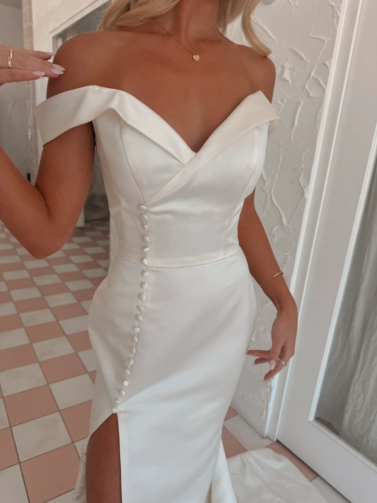 You won&rsquo;t believe it&hellip; This dress is $499 🪄✨ Limited time only, exclusive samples available. DM now to enquire 💕 @rachelrosebridal 

Perth pop up store location 📍
#rachelrosebridal #weddingdress #samplesale #perth #perthbride