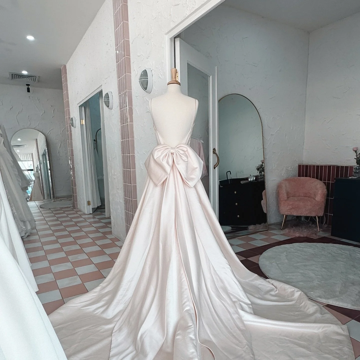 She&rsquo;s everything 🎀🏹 @rachelrosebridal 

Book your appointment today at our PERTH POP UP STORE ✨

#bride #weddingdress #perth #perthbride