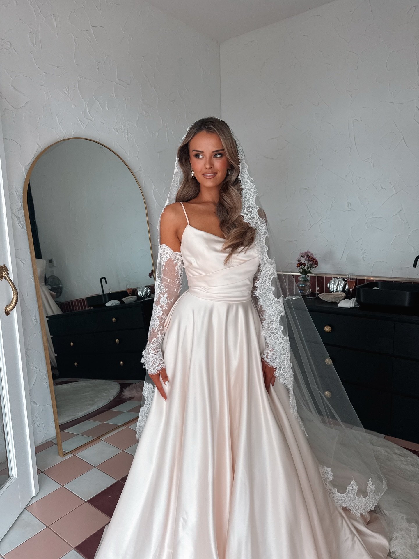 Falling in love with this entire look ✨👏🏻💗🪡
Team 💋
Hair @bridesfordays_perth 
MUA @makeupbymelanie_ 
Model @leshe.vanzyl_ 
Dress @rachelrosebridal