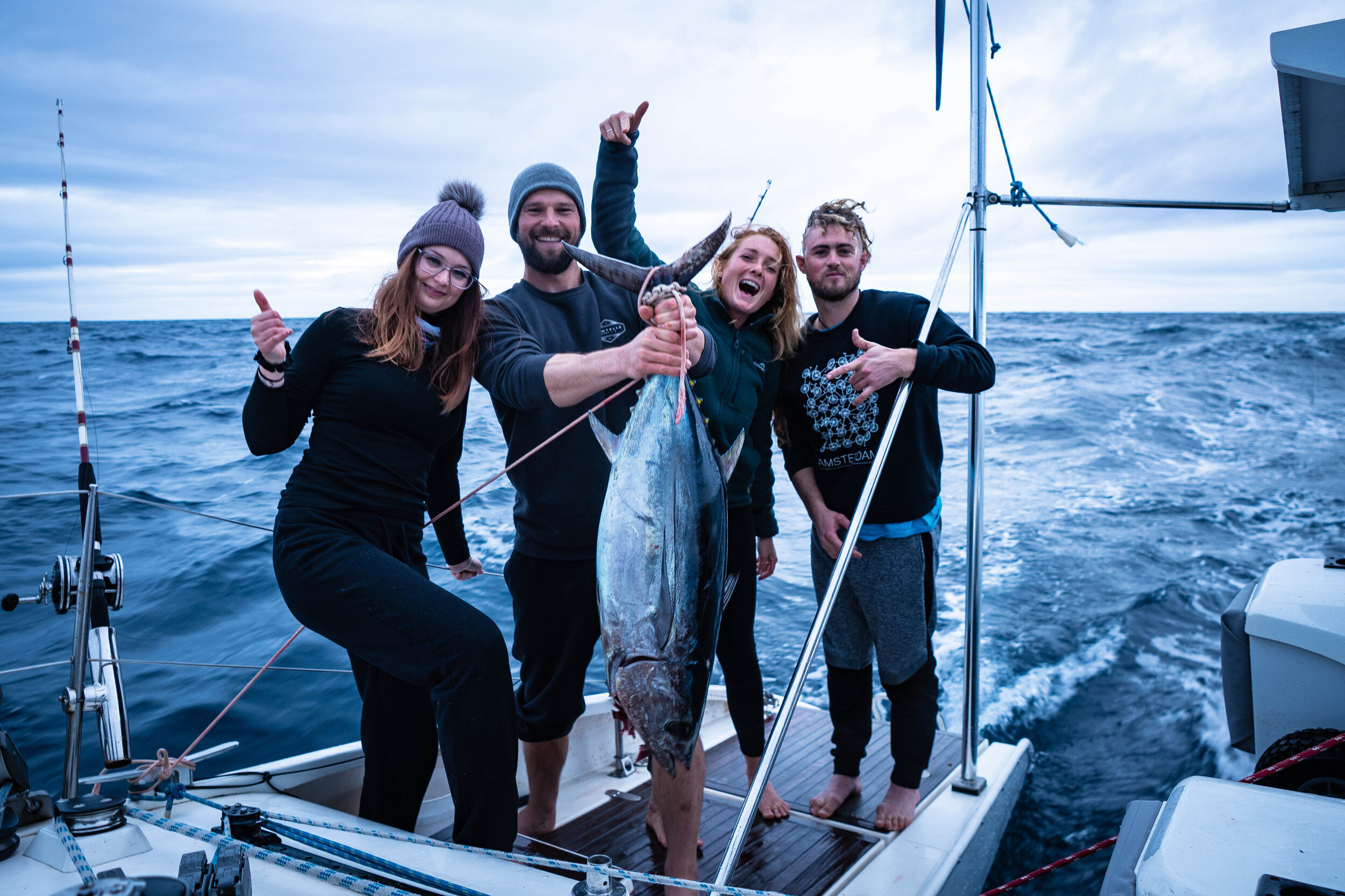 How to Handline Fishing tuna - Fishermen Catching Giant Tuna on The Sea 