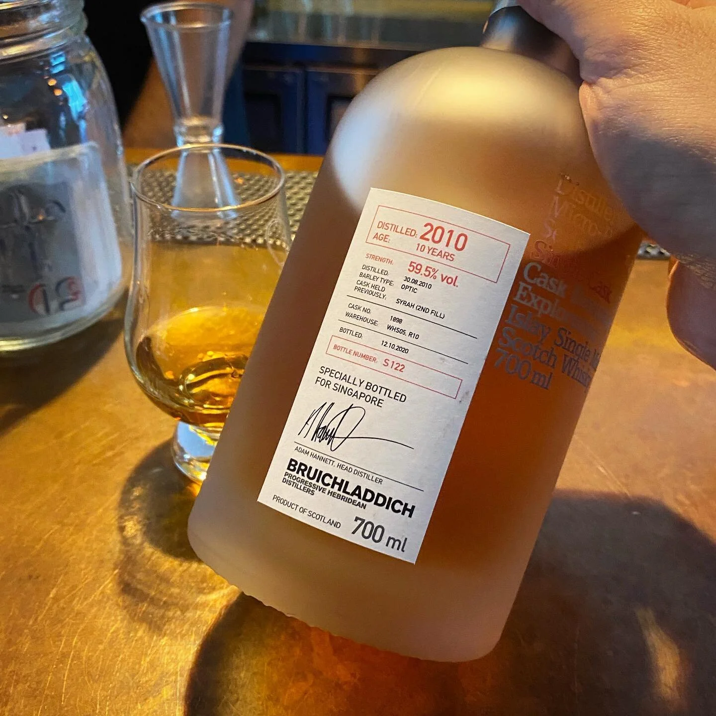 #drink #bar #whisky #whiskylover #whiskygram #whiskyporn #whiskycollectors #whiskylife #whsikylove #whiskytasting #whiskybar #scotch #scotchwhisky #malt #singlemalt #singlecask #singapore #aukingfai #ウイスキー #ウイスキー愛好家  #ウイスキー好き集まれ #ウイスキー好き #ウイスキーバー #ウイ