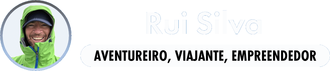 Banner com foto de um homem sorridente usando jaqueta esportiva verde e chapéu preto. Ao lado, o texto "Rui Silva" em destaque, seguido de "Aventureiro, Viajante, Empreendedor" em fundo branco e letras pretas.