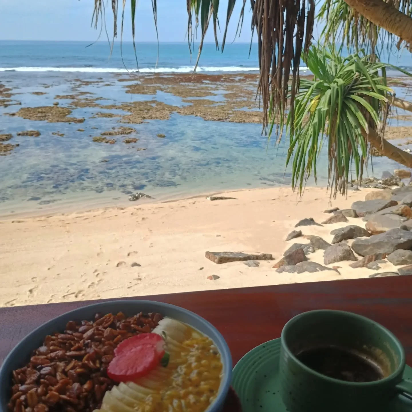 I may have been a bit churlish about the heat and humidity in Sri Lanka, for which I apologise, especially as I know it has been relentlessly grim weather at home. 
Today, however, I share a little bit of paradise.... Post yoga breakfast with a view 