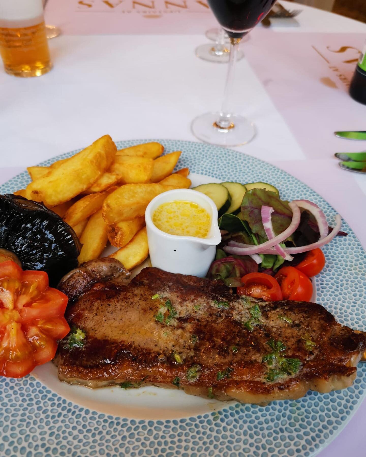 Last minute lunch ideas we are serving this 8oz sirloin steak for &pound;19.90. Treat Dad to this delicious lunch @upstairs.at.annas 

#fathersday #steak #lunchmenu #treat #upstairsatannas #conwy #conwycastle #northwales #wales