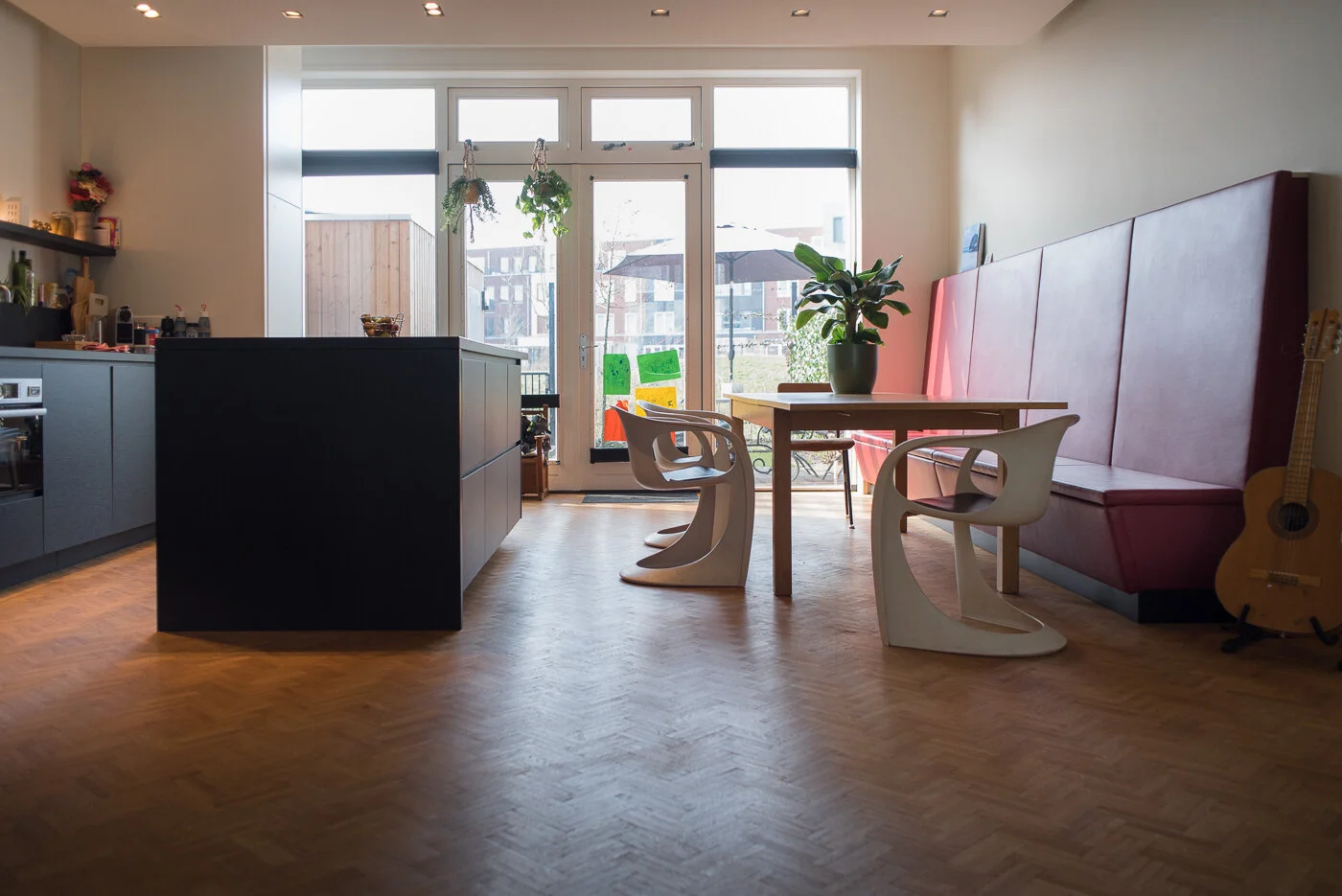 Woonkeuken met uitzicht op de tuin