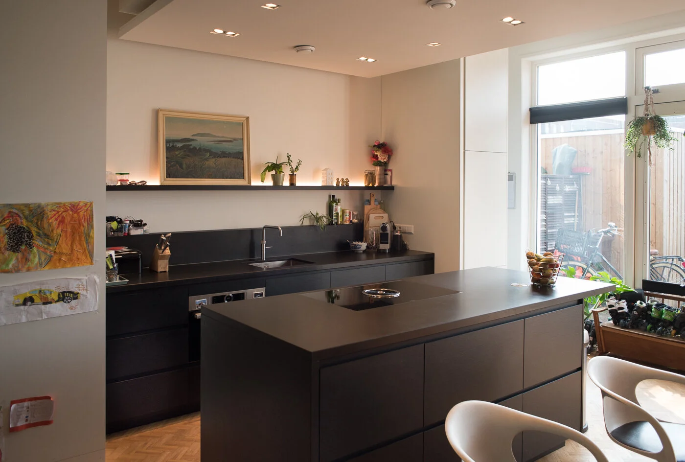 Keuken met verlaagd plafond, dus veel werk- en of sfeerlicht!