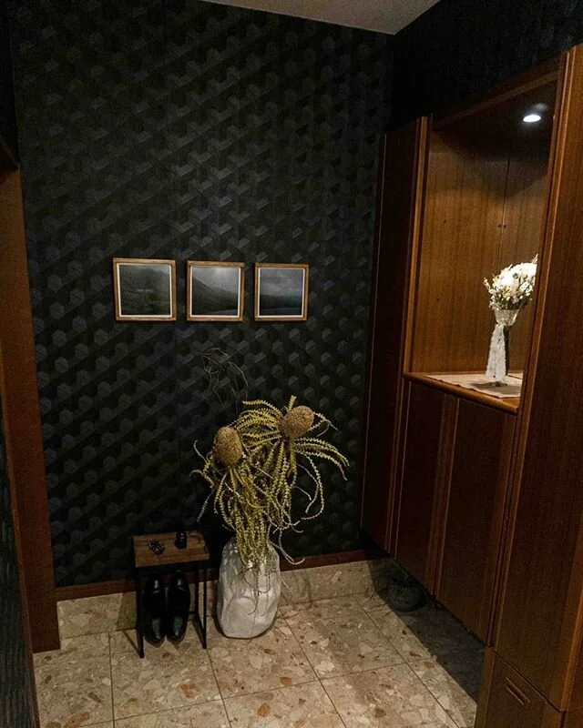 玄関の壁紙を黒の木目パタンの壁紙に張替え

Transforming into black geometric pattern wall

#pitfield #ピットフィールド #リフォーム #インテリア #インテリアデザイン #空間の文化 #interiordesign #refurbishment  #くらしに選択肢を。#oita #大分 #壁紙 #wallpaper #額縁 #takerisks #vase #花瓶制作 #ドライフラワー #ドライフラワーのある暮らし #百白花 #bank
