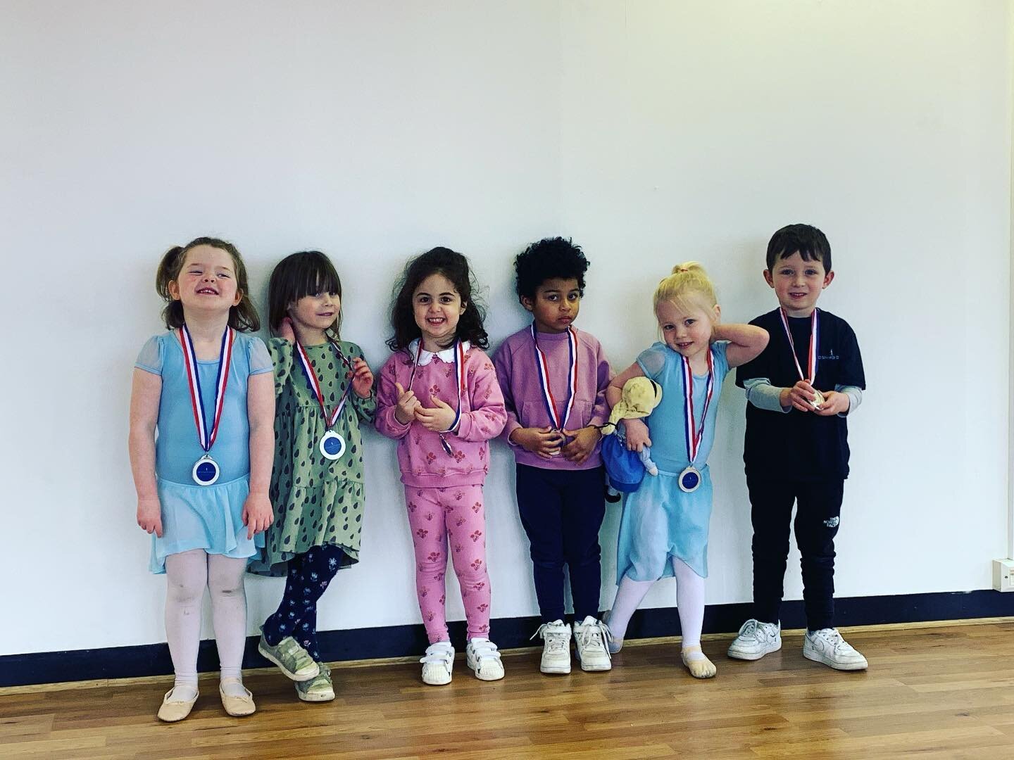 💙 Mini street dance collecting their reward medals! 💙

🏅 these medals are for doing some really great work over last term! And the best bit is that we are now going to be giving reward badges to add to your medals! 

💙 Love finding new ways to ke