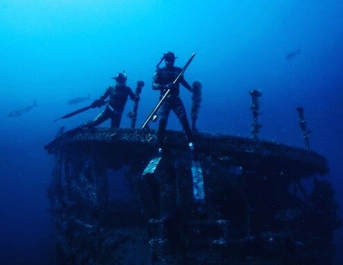 Chilling at 65&rsquo; on the stern of the Hyde wreck 20 miles of Wrightsville Beach with my man @hamptonsconsortiumlifeguard 
Wasn&rsquo;t super fishy but visibility and the company was great!
📸 @crabb511 @coleslaw_aquaman 
.
.
#freediving #spearfis