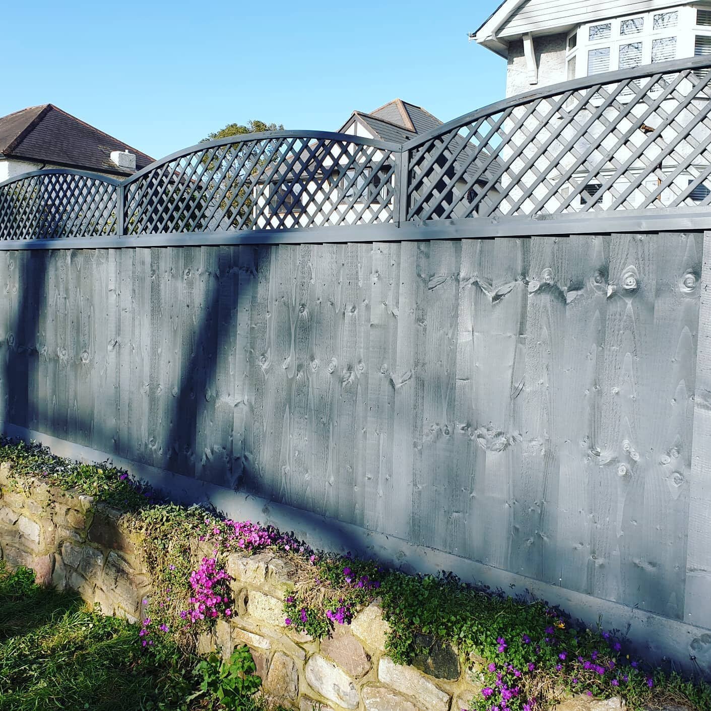 4ft Featheredge fencing with 1.5ft domed topped trellis, painted silver copse