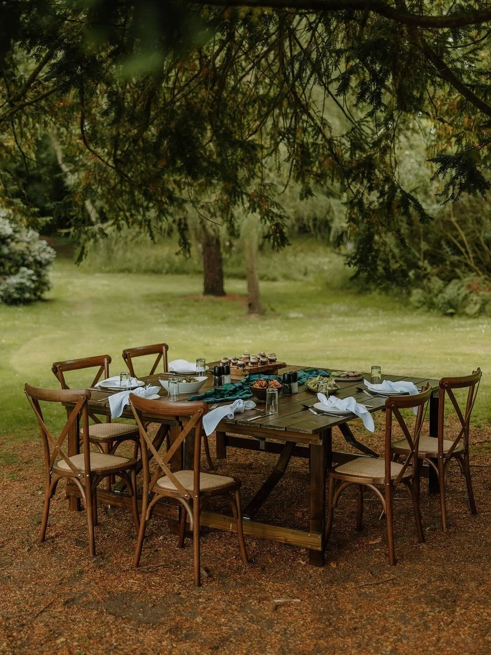 Family dinner cooked on the fire table in the forest&hellip; no problem 👍🏻

This memorable feast was set up in the woods at Gilmerton House for a lovely family visiting Scotland on a special holiday - so of course we had to have a piper as well!

F