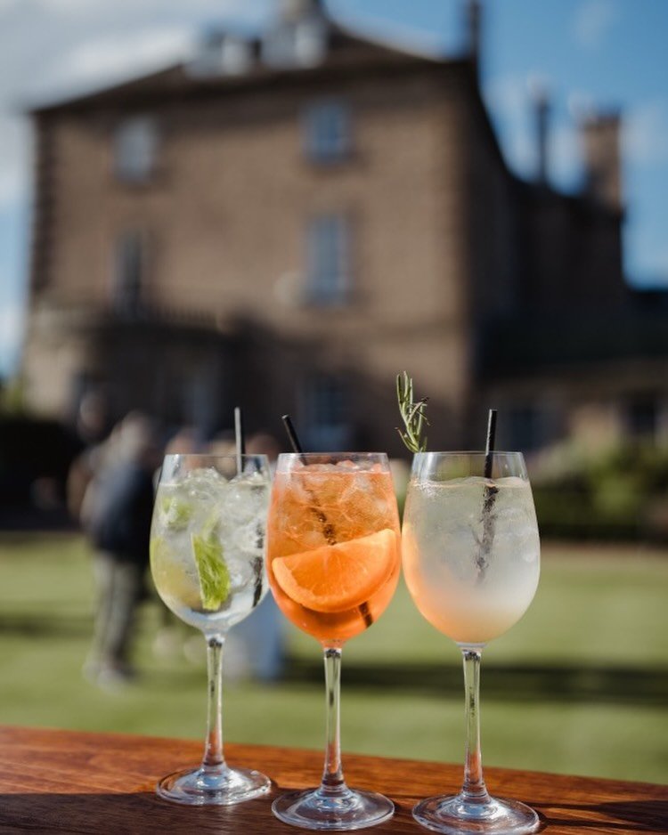 Remember when the sky was blue and you didn&rsquo;t need 3 jumpers and an umbrella at all times?

Throwback to spritzes in the sun at @gilmertonhouse 🍹

📸 @marcmillar @schnappsphoto